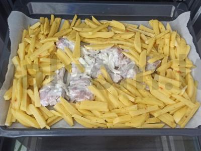 Bulvės su vištiena, grietine ir prieskoniais orkaitėje Žingsnis 3