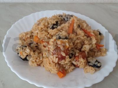 Saldus plovas su džiovintais vaisiais pagrindine nuotrauka