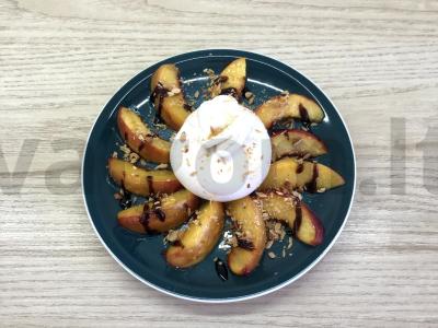 Nektarino salotas su burata pagrindine nuotrauka