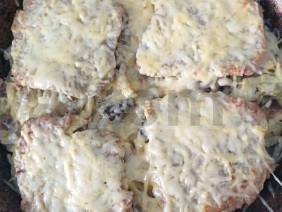 Mėsa prancūziškai su bulvėmis ir grybais orkaitėje Žingsnis 10