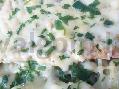 Mėsa prancūziškai su bulvėmis ir grybais orkaitėje pagrindine nuotrauka