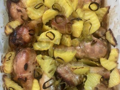 Kepta vištienos blauzda su bulvėmis pagrindine nuotrauka