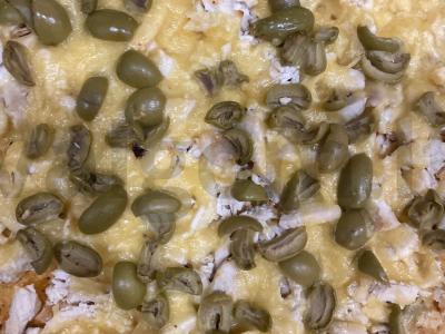 Vištienos pica su grybais ir alyvuogėmis pagrindine nuotrauka