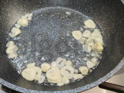 Keptos krevetės su česnaku ir žolelėmis Žingsnis 3