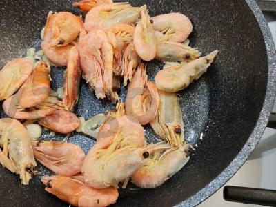 Keptos krevetės su česnaku ir žolelėmis Žingsnis 4