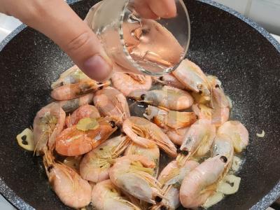 Keptos krevetės su česnaku ir žolelėmis Žingsnis 5