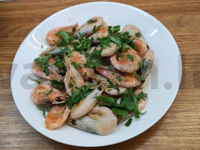 Keptos krevetės su česnaku ir žolelėmis pagrindine nuotrauka