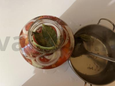 Marinuoti pomidorai su svogūnų žiedais Žingsnis 7