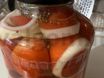 Marinuoti pomidorai su svogūnų žiedais pagrindine nuotrauka