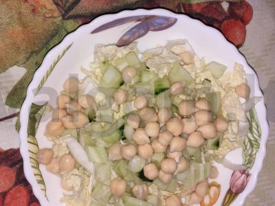 Pekino kopūstų, agurkų ir daiginto avinžirnio salotos Žingsnis 3