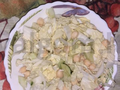 Pekino kopūstų, agurkų ir daiginto avinžirnio salotos pagrindine nuotrauka