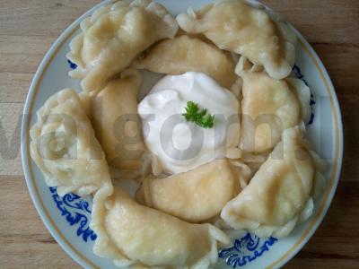 Koldūnai su varške, kietuoju sūriu ir žolelėmis pagrindine nuotrauka