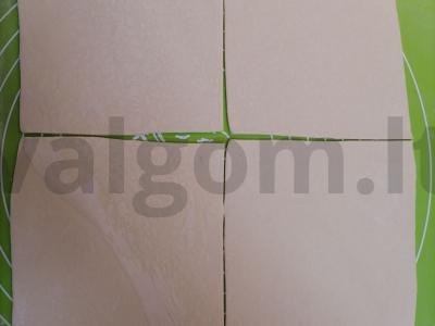 Sluoksniuoti trikampiai su vyšniomis ir uogiene Žingsnis 2