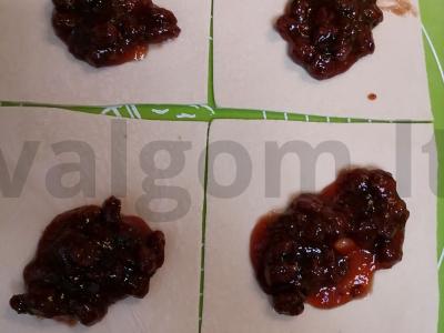 Sluoksniuoti trikampiai su vyšniomis ir uogiene Žingsnis 3