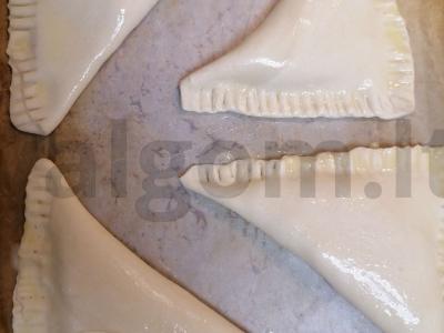 Sluoksniuoti trikampiai su vyšniomis ir uogiene Žingsnis 4