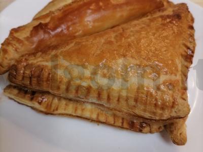 Sluoksniuoti trikampiai su vyšniomis ir uogiene pagrindine nuotrauka