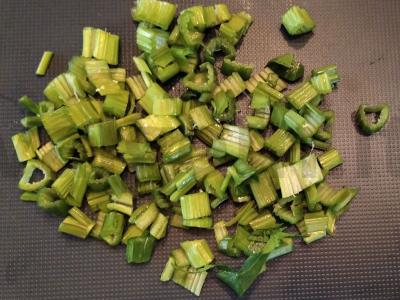 Salotos su midijomis, mandarinų, salierų, burokėlių ir graikiniais riešutais Žingsnis 1