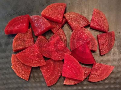 Salotos su midijomis, mandarinų, salierų, burokėlių ir graikiniais riešutais Žingsnis 2