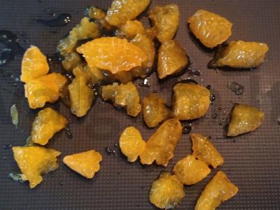 Salotos su midijomis, mandarinų, salierų, burokėlių ir graikiniais riešutais Žingsnis 3