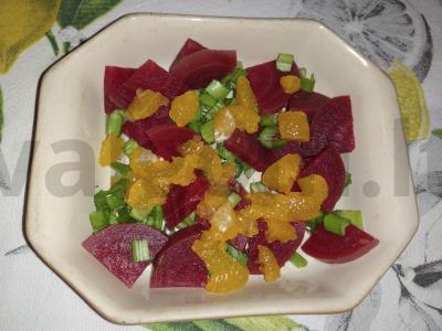 Salotos su midijomis, mandarinų, salierų, burokėlių ir graikiniais riešutais Žingsnis 4