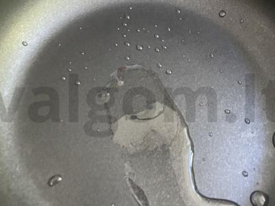 Cukinijų ikra keptuvėje Žingsnis 2