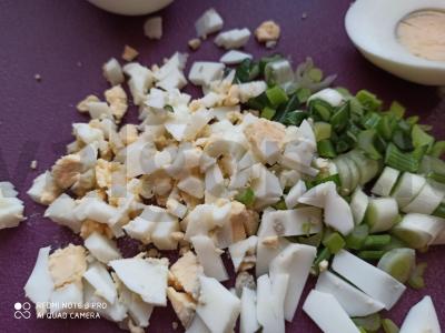 Menkių kepenėlių salotos su svogūnais ir kiaušiniu Žingsnis 1