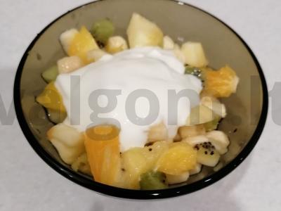 Vaisių salotos su jogurto padažu pagrindine nuotrauka