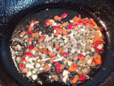 Kvapnus sultinys su kokosų pienu, makaronais ir lašiša Žingsnis 1