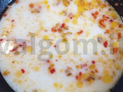 Kvapnus sultinys su kokosų pienu, makaronais ir lašiša Žingsnis 2