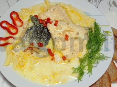 Kvapnus sultinys su kokosų pienu, makaronais ir lašiša pagrindine nuotrauka