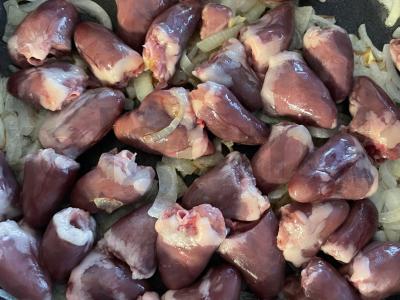 Vištienos širdelės, troškintos grietinėje Žingsnis 3