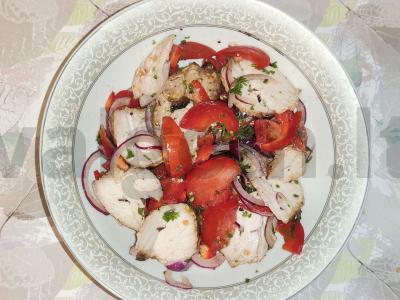 Salotas su šašlyku ir marinuotais svogūnais pagrindine nuotrauka