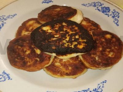 Varškėčiai ant blynų miltų pagrindine nuotrauka