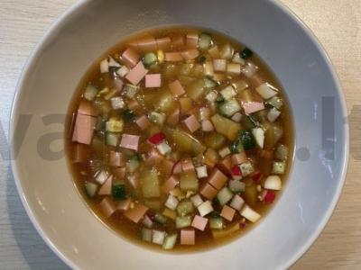 Okroška su svogūnais ant kvašo pagrindine nuotrauka