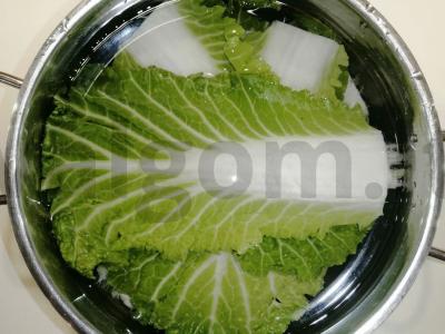 Švelnūs kopūstai iš Pekino kopūsto su kalakutiena Žingsnis 1