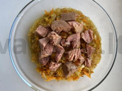 Raudona lęša karis su tunu ir apkepu pagrindine nuotrauka