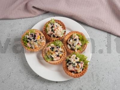 Karališkas salotas su šviežiu agurku tartaletėje pagrindine nuotrauka