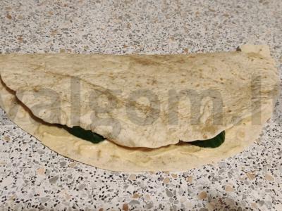 Skani tortilija su humusu Žingsnis 3