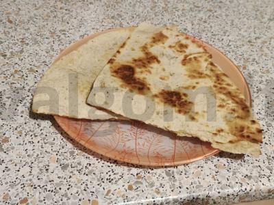 Skani tortilija su humusu pagrindine nuotrauka