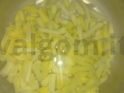 Lengvas daržovių sriuba su vermišeliais ir alyvuogių aliejumi Žingsnis 1