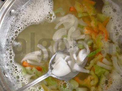 Lengvas daržovių sriuba su vermišeliais ir alyvuogių aliejumi Žingsnis 3