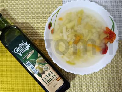 Lengvas daržovių sriuba su vermišeliais ir alyvuogių aliejumi pagrindine nuotrauka