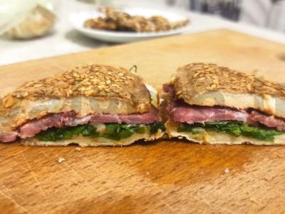 Šilta bandelė ant grotelių pagrindine nuotrauka