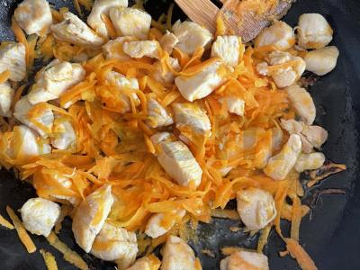 Plovas su vištiena, daržovėmis ir prieskoniais Žingsnis 3