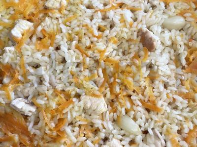 Plovas su vištiena, daržovėmis ir prieskoniais pagrindine nuotrauka