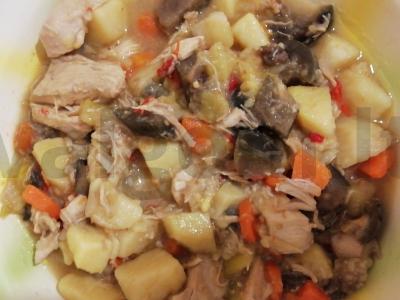 Sotūs troškinys su vištiena ir daržovėmis pagrindine nuotrauka