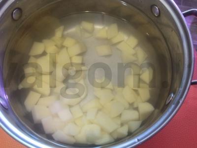 Kvapnus sriuba su meatballs Žingsnis 1