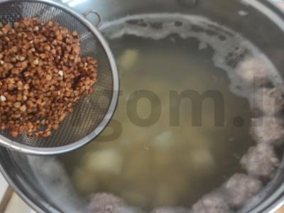 Kvapnus sriuba su meatballs Žingsnis 4