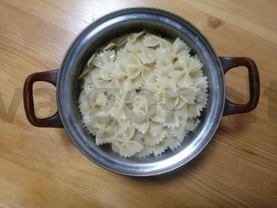 Farfalle su vištiena grietinėje Žingsnis 4