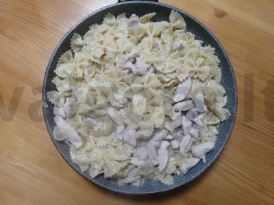 Farfalle su vištiena grietinėje Žingsnis 5